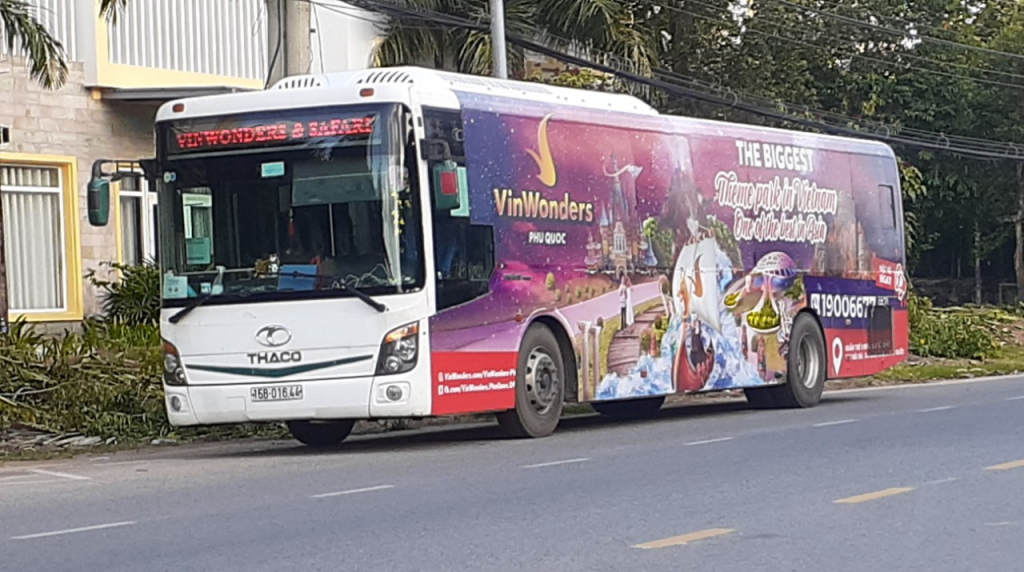 Xe bus đưa khách đến Vinpearl Safari Phú Quốc