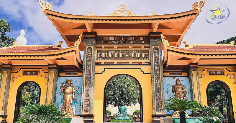 Cổng tam quan uy nghi của Chùa Hộ Quốc Phú Quốc